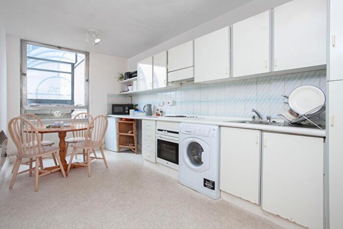 2 Bedroom Flat To Rent In Bramlands Close, SW11
