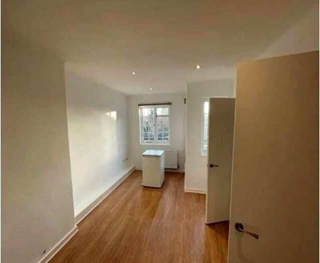 Flat To Rent In Falloden Way, London, NW11