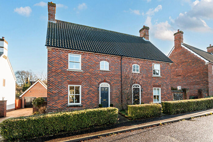 3 Bedroom Semi-Detached House For Sale In Devon Way, Trowse, NR14