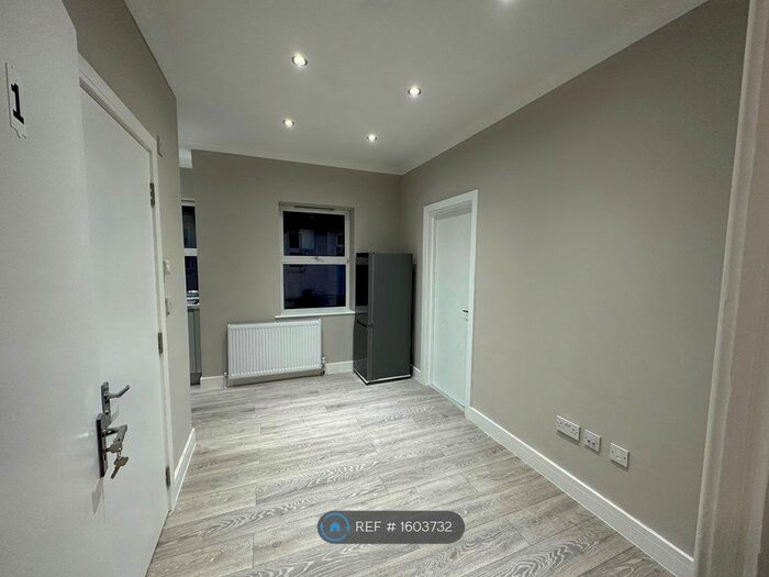 1 Bedroom Flat To Rent In Long Lane, Hillingdon, Uxbridge, UB10