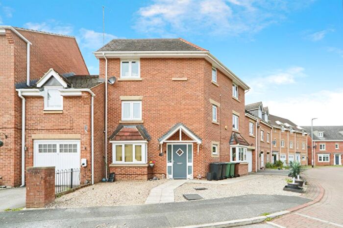 5 Bedroom Town House For Sale In Troydale Park, Pudsey, LS28