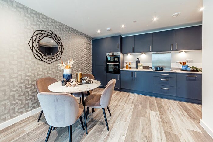 2 Bedroom Flat For Sale In Link Drive, Hatfield, AL10