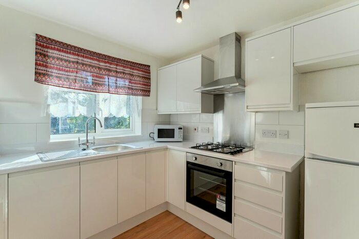 1 Bedroom Flat To Rent In Queens Court Ride, Cobham, KT11