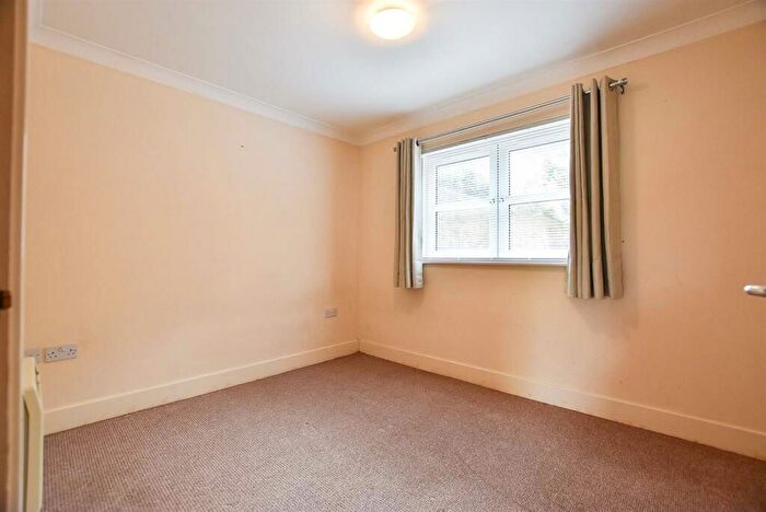 1 Bedroom Flat For Sale In Manor Road, Chatham, ME4