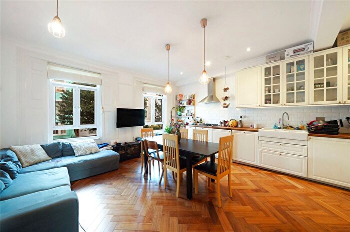3 Bedroom Flat For Sale In Axminster Road, London, N7