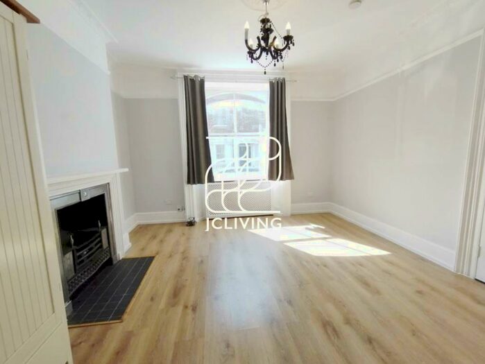 3 Bedroom Flat To Rent In Bazely St. London, E14