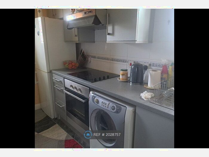 2 Bedroom Flat To Rent In Sandringham Drive, Leeds, LS17