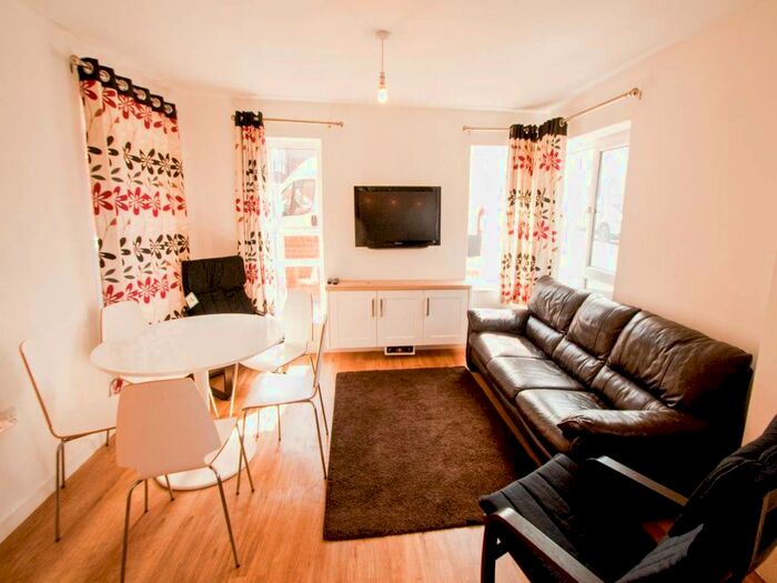 8 Bedroom Property To Rent In Saxton Court, Gillingham, Kent, ME7