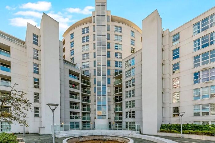 3 Bedroom Apartment To Rent In Blackwall Way, London, E14