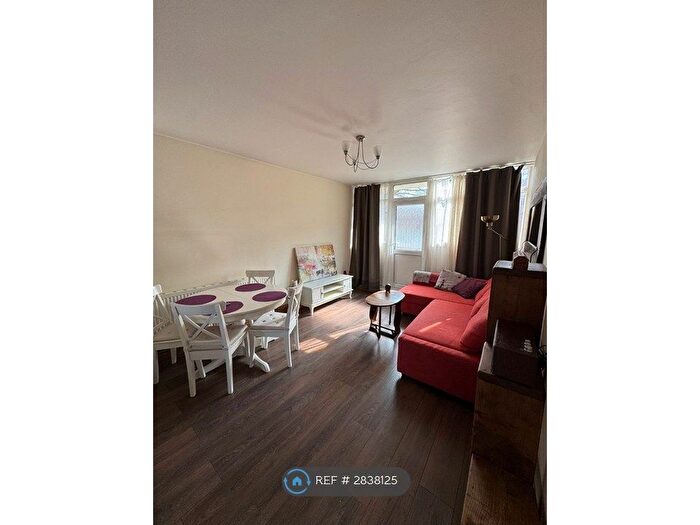 1 Bedroom Flat To Rent In Bletchley Court, London, N1