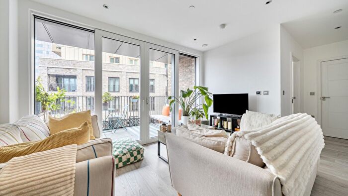 1 Bedroom Flat For Sale In Cendal Crescent, London, E1