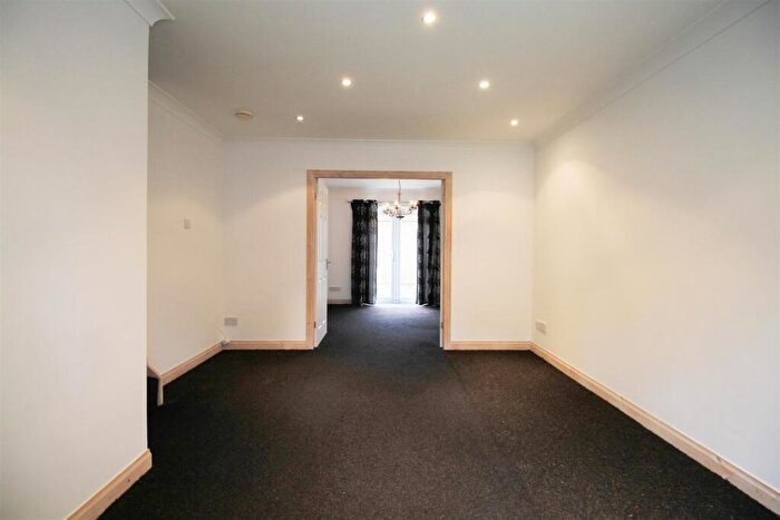4 Bedroom Semi-Detached House To Rent In Richards Close, Audenshaw, Manchester, M34