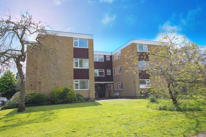 2 Bedroom Flat To Rent In Avenue Road, Epsom, KT18