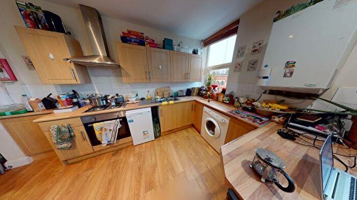 1 Bedroom Flat To Rent In Queens Road, Hyde Park, Leeds, LS6