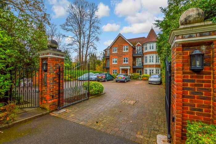 2 Bedroom Flat To Rent In Old Woking Road, West Byfleet, KT14