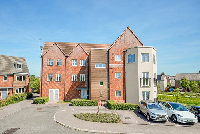 2 Bedroom Flat For Sale In Whinchat Gardens, Leighton Buzzard, LU7