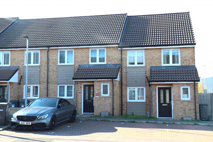 2 Bedroom End Of Terrace House To Rent In Arundel Road, Luton, LU4