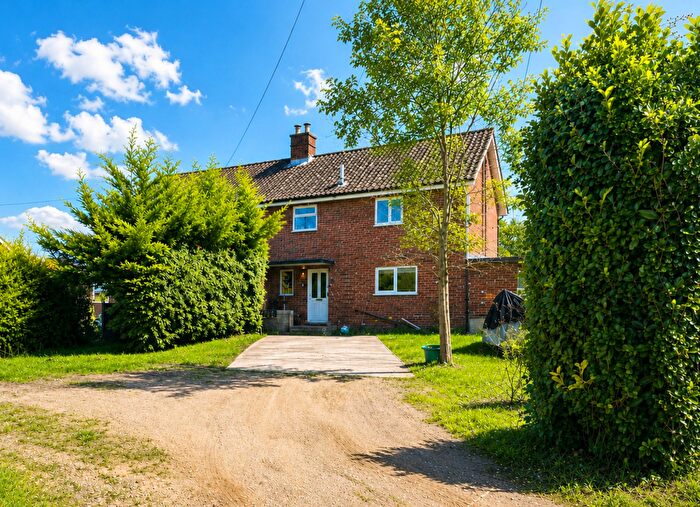 3 Bedroom Semi-Detached House For Sale In The Street, Hepworth, IP22