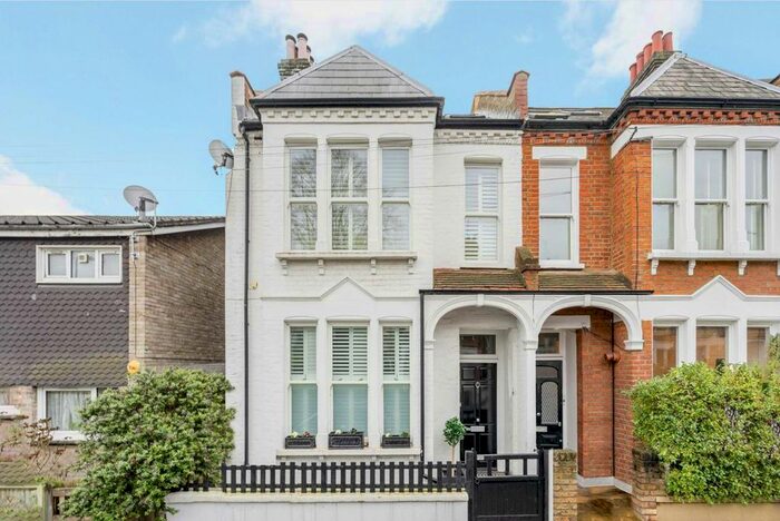 2 Bedroom Flat To Rent In Hazelbourne Road, London, SW12