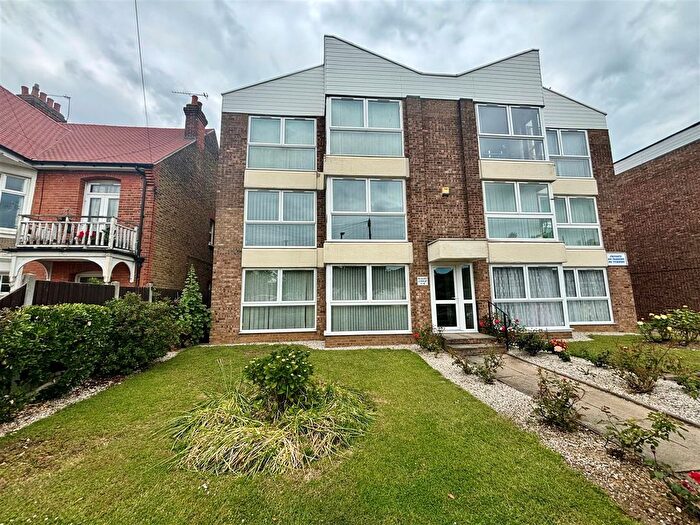 2 Bedroom Flat To Rent In First Avenue, Westcliff-On-Sea, SS0