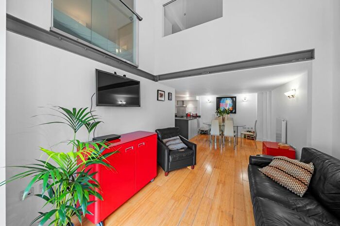 3 Bedroom Flat For Sale In Cadogan Road, London, SE18