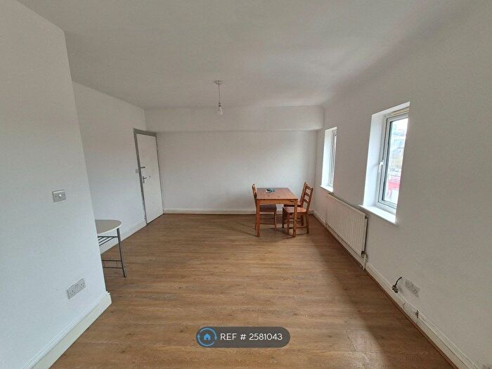1 Bedroom Flat To Rent In Rowallen Parade, Dagenham, RM8