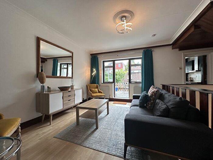 3 Bedroom Maisonette To Rent In First Avenue, London, NW4