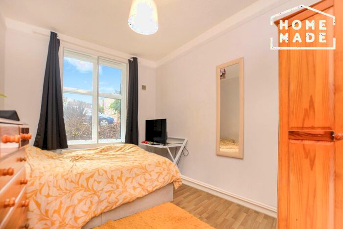 3 Bedroom Flat To Rent In Fairfield Drive, Wandsworth, SW18