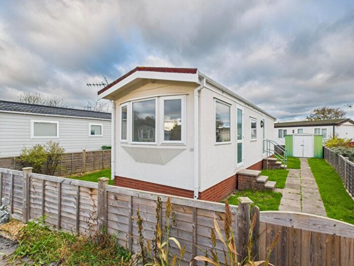 2 Bedroom Park Home For Sale In Meadow Park, Sherfield-On-Loddon, RG27