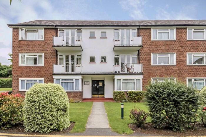 2 Bedroom Flat To Rent In Lovelace Gardens, Surbiton, KT6