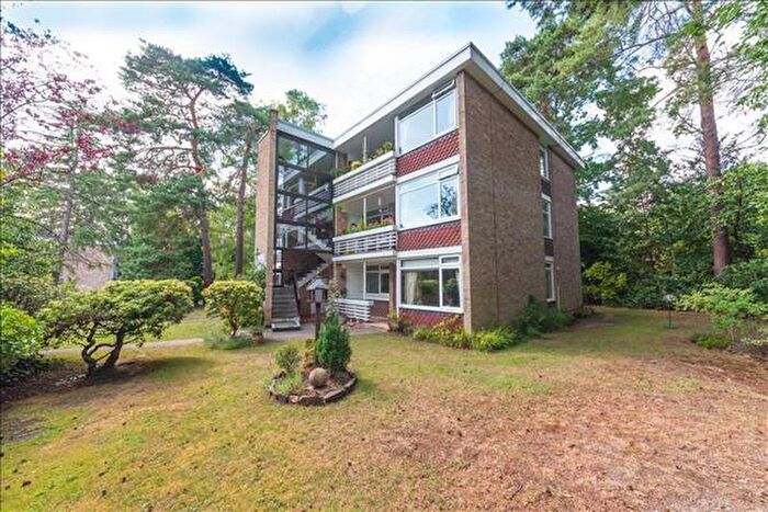 2 Bedroom Flat To Rent In Linkway, Crowthorne, RG45