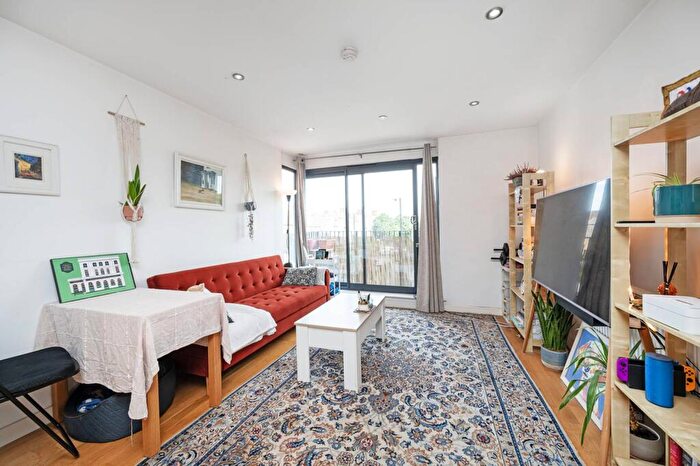 2 Bedroom Flat To Rent In Morning Lane, Hackney, London, E9