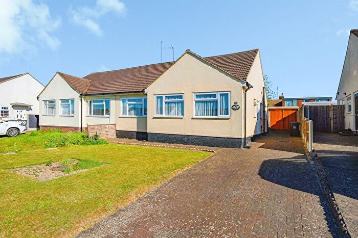 3 Bedroom Semi-Detached Bungalow For Sale In The Furrows, Luton, LU3