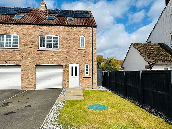 3 Bedroom Semi Detached House For Sale In Park Avenue, Barlow, Selby, YO8