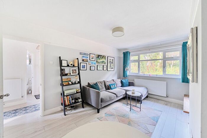 2 Bedroom Flat For Sale In Meadowview Road, London, SE6