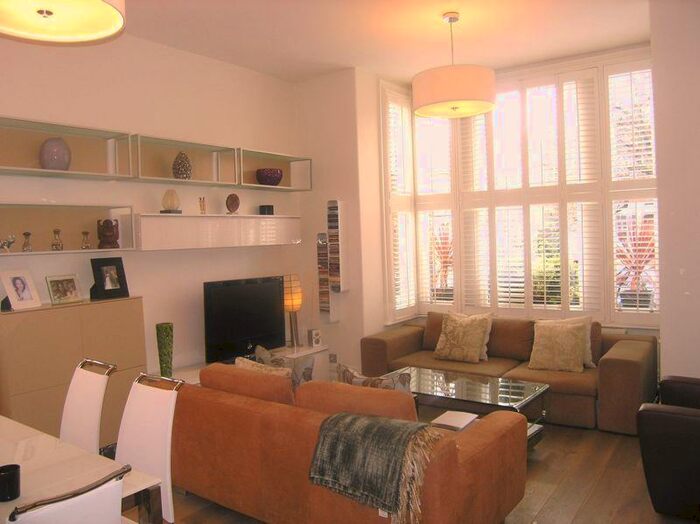 2 Bedroom Flat To Rent In Fantastic Two Bedroom Apartment With Beautiful Gardens, Castelnau, Barnes, London, SW13