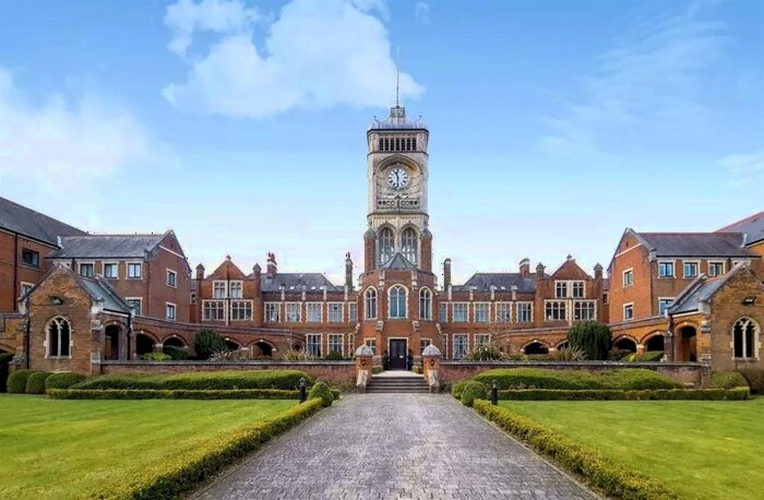 3 Bedroom Flat To Rent In Royal Connaught Drive, Bushey, WD23