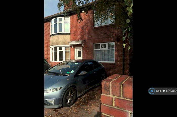 2 Bedroom Flat To Rent In High Heaton, Newcastle Upon Tyne, NE7