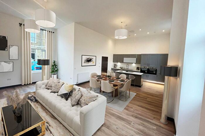 2 Bedroom Apartment For Sale In Gun Hill Park, Hospital Road, Aldershot, GU11