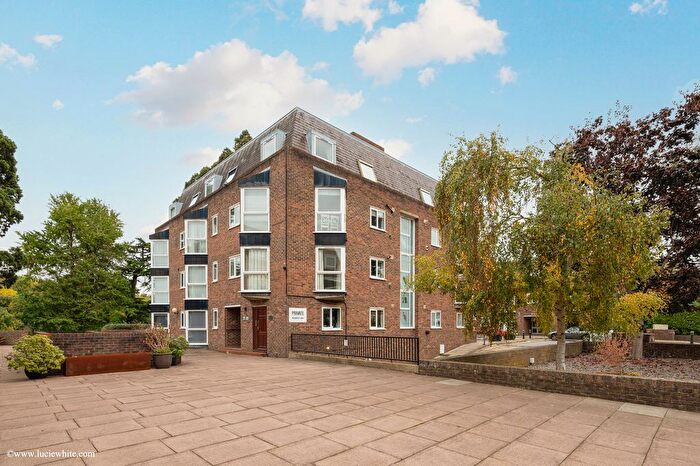 1 Bedroom Flat For Sale In Twickenham Road, Teddington, TW11