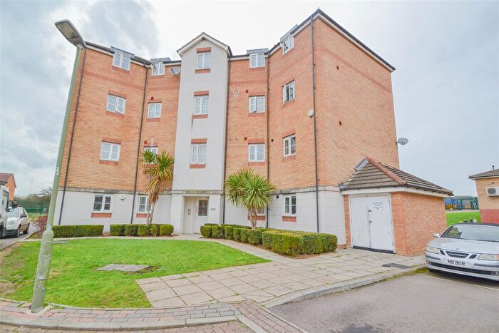 2 Bedroom Flat To Rent In Huron Road, Turnford, Hertfordshire, EN10