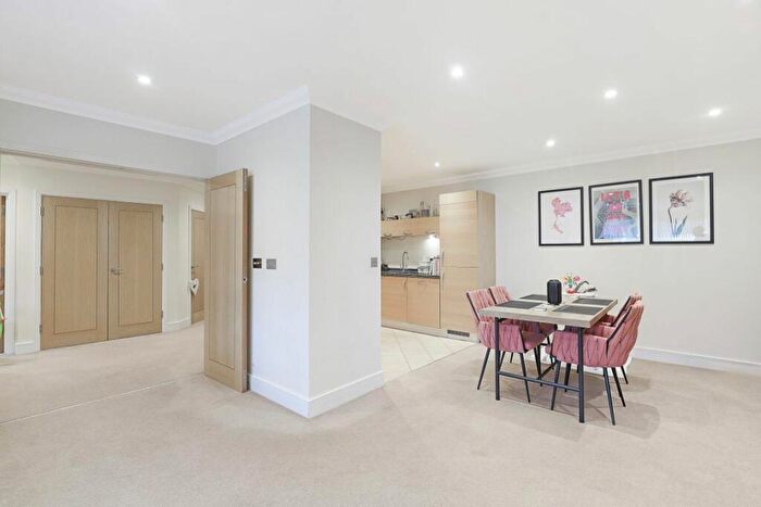2 Bedroom Flat To Rent In Buckhurst Hill, IG9