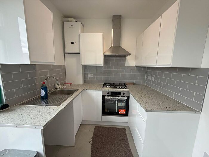 3 Bedroom Flat To Rent In Western Road, UB2