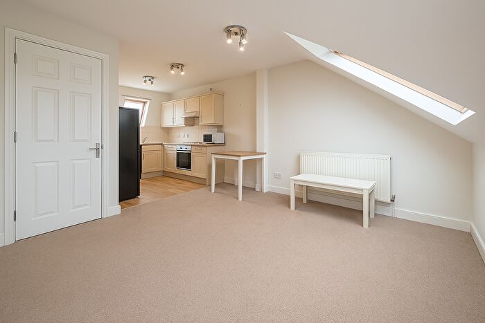 2 Bedroom Flat To Rent In Khama Road, London, SW17