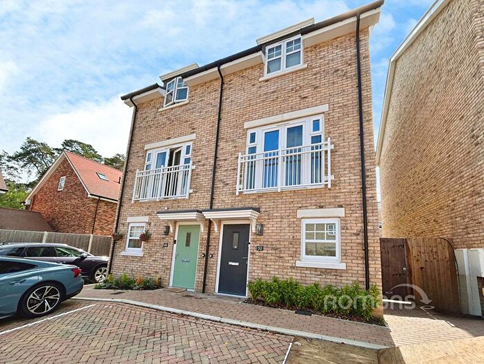 3 Bedroom Semi-Detached House For Sale In The Fairway, Fleet, Hampshire, GU51