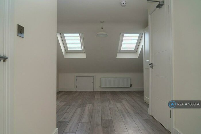 Studio To Rent In London, London, CR7