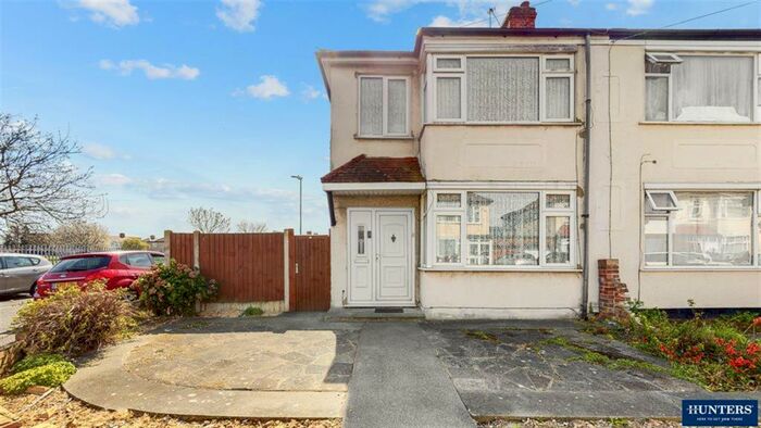 3 Bedroom End Of Terrace House To Rent In Lamberhurst Road, Dagenham, RM8