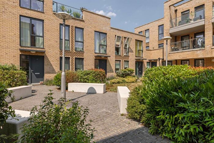 1 Bedroom Apartment For Sale In Kempton Mews, East Ham, E6