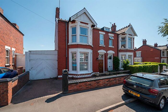 4 Bedroom Semi-Detached House For Sale In Kiln Lane, Dentons Green, St Helens, WA10
