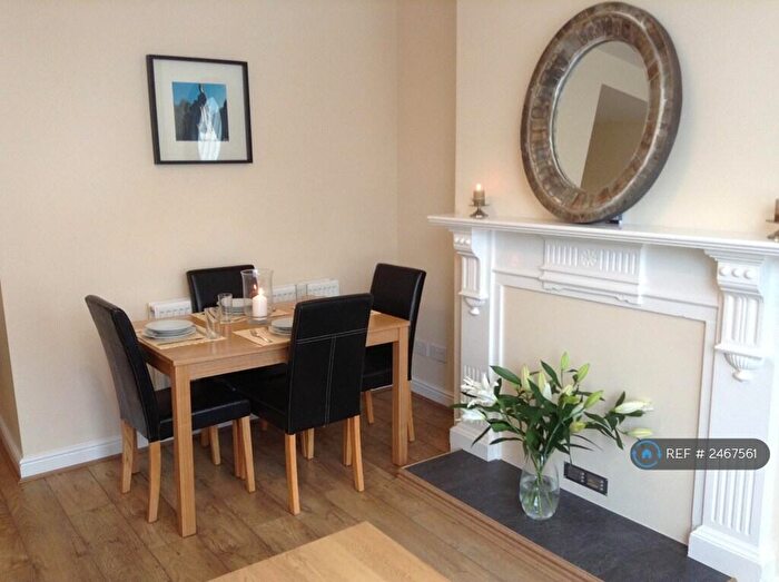 3 Bedroom Flat To Rent In De La Pole Avenue, Hull, HU3